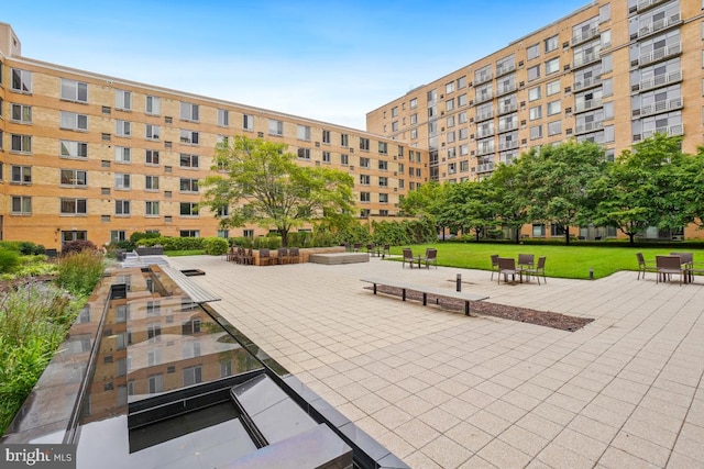 475 K St NW Unit 522, Washington, DC 20001 - view of property's community with a yard