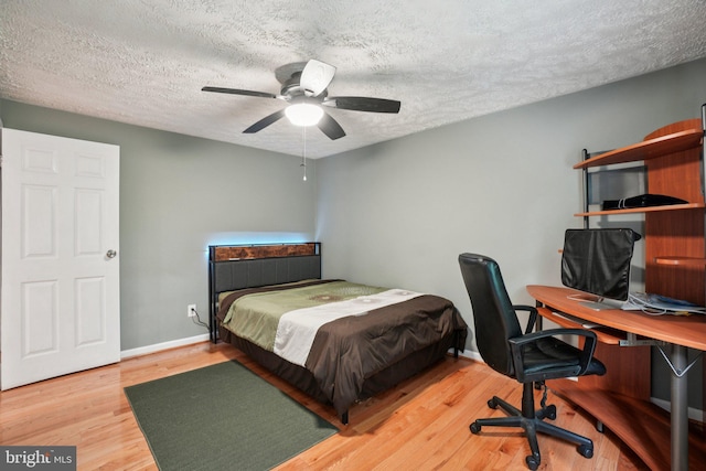 16041 Macedonia Dr, Woodbridge, VA 22191 - bedroom featuring wood finished floors, a textured ceiling, a desk, and a ceiling fan