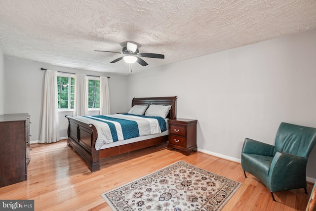 16041 Macedonia Dr, Woodbridge, VA 22191 - bedroom featuring a textured ceiling, light wood-style flooring, and a ceiling fan