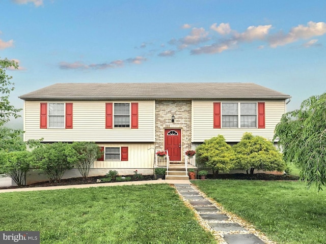 5 Stahle Ln, Dover, PA 17315 - raised ranch featuring a front yard