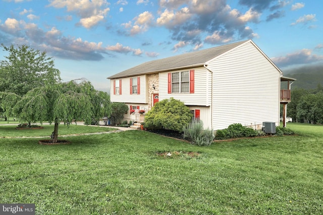 5 Stahle Ln, Dover, PA 17315 - view of front of house featuring a front lawn