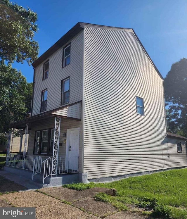 211 Broad St, Beverly, NJ 08010 - view of side of property with covered porch