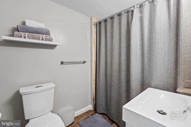 307 S Exeter St, Baltimore, MD 21202 - full bathroom featuring lofted ceiling, a shower with curtain, and vanity