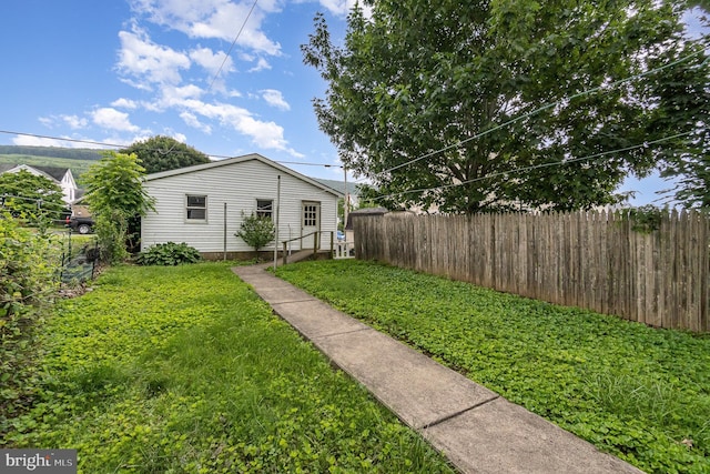 324 N 2nd St, Lykens, PA 17048 - view of yard with entry steps