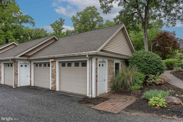 162 High Pointe Dr, Hummelstown, PA 17036 - view of garage