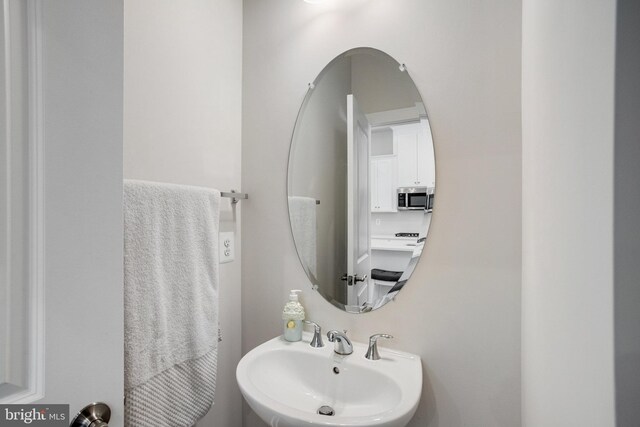 18351 Moss Garden Rd, Dumfries, VA 22026 - bathroom featuring a sink