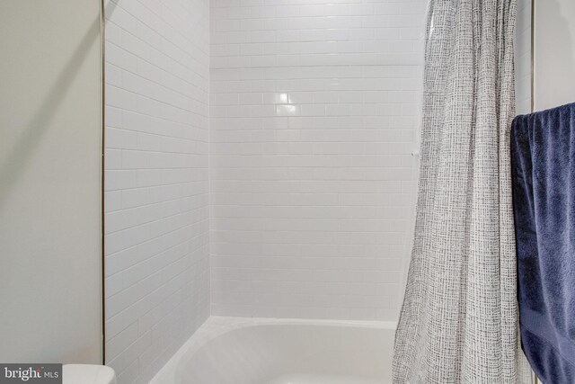 18351 Moss Garden Rd, Dumfries, VA 22026 - full bath featuring shower / tub combo and toilet