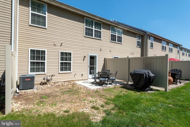 121 Westpoint Dr, Carlisle, PA 17013 - back of property with a patio area