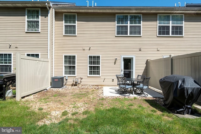 121 Westpoint Dr, Carlisle, PA 17013 - back of property with a patio area