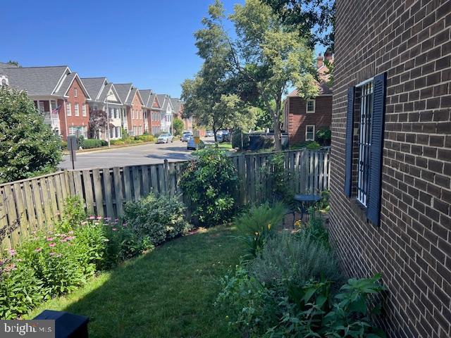 500 S Henry St S, Alexandria, VA 22314 - fenced backyard featuring a residential view