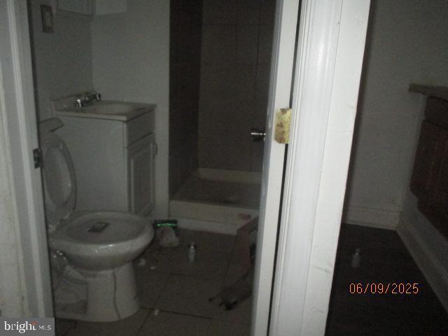 1142 W Nevada St, Philadelphia, PA 19133 - bathroom with tile patterned flooring and vanity