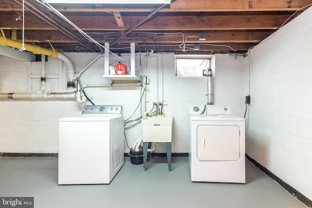 559 Maple Ave, Doylestown, PA 18901 - laundry area with washer and clothes dryer