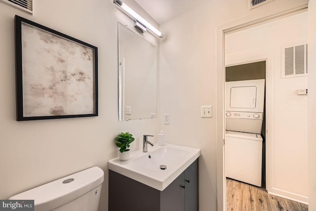 108 W Barre St Unit R 48, Baltimore, MD 21201 - bathroom featuring estacked washer and dryer, vanity, and wood finished floors