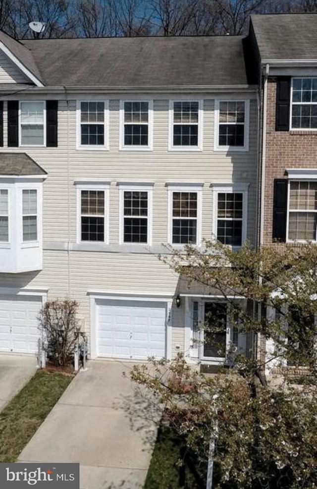 2567 Vireo Ct, Odenton, MD 21113 - townhome / multi-family property featuring driveway and an attached garage