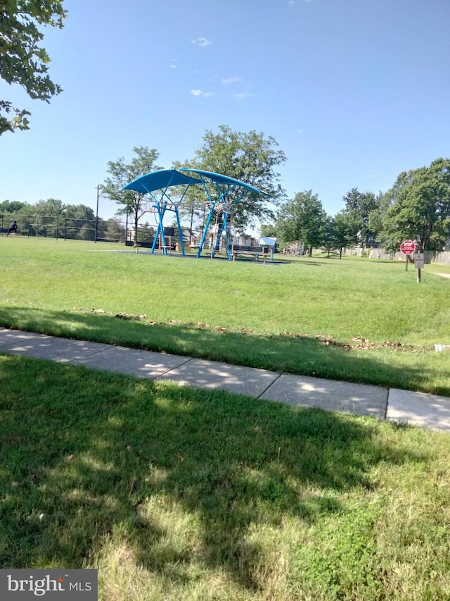 14007 Vista Dr Unit 30, Laurel, MD 20707 - surrounding community with a yard