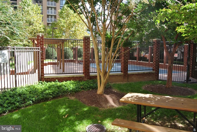 901 N Monroe St Unit 308, Arlington, VA 22201 - view of yard