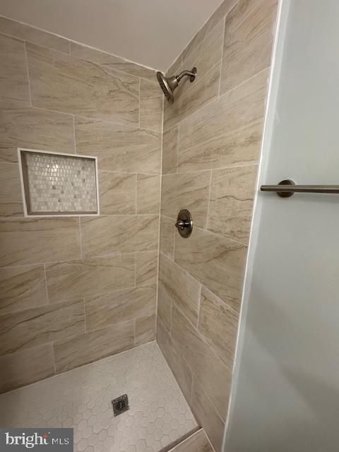 2802 Pin Oak Ln, Lanham, MD 20706 - bathroom with a tile shower