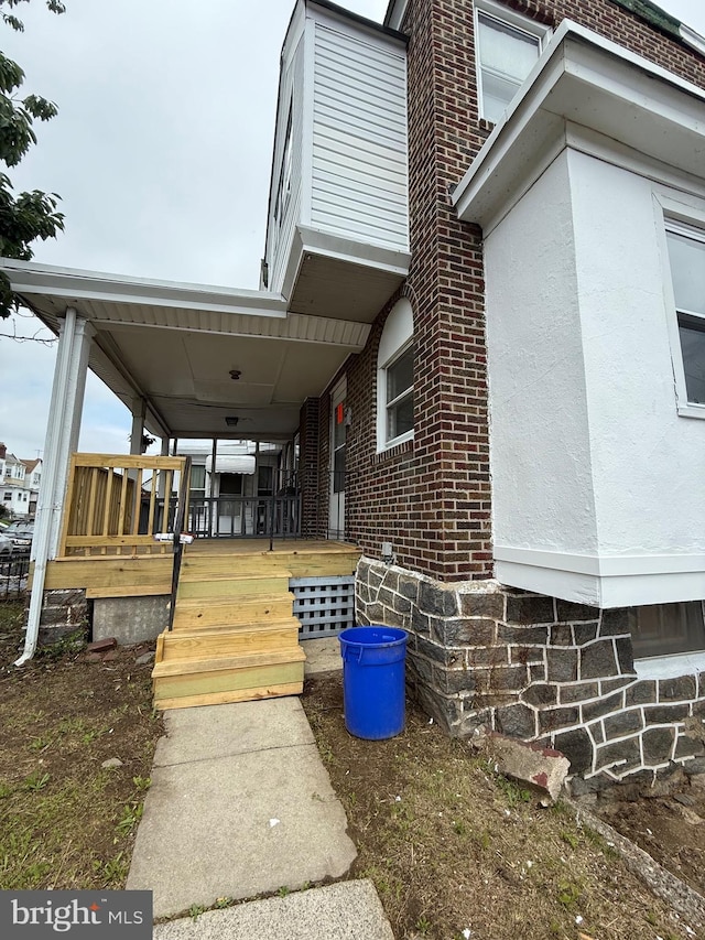 531 Woodcliffe Rd, Upper Darby, PA 19082 - view of wooden porch