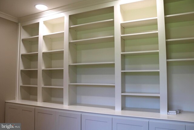 6535 Dumeny Rd, Greencastle, PA 17225 - detailed view of ornamental molding