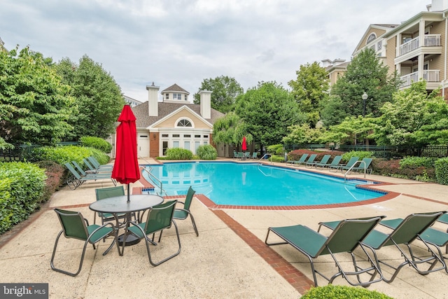 2204 Westcourt Ln Unit 313, Herndon, VA 20170 - community pool with a patio