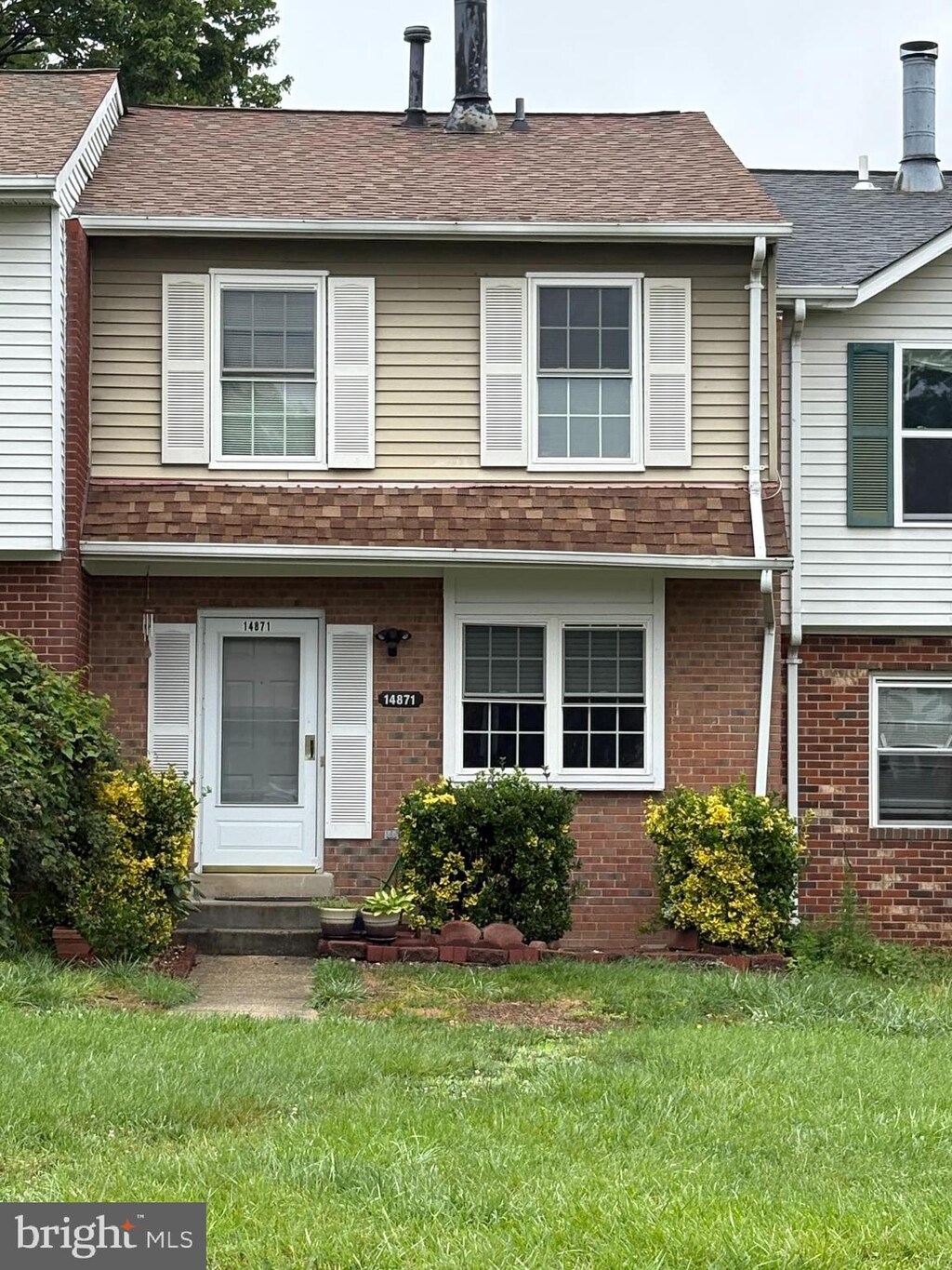 14871 Cherrydale Dr, Woodbridge, VA 22193 - view of front facade with entry steps, a front lawn, and brick siding