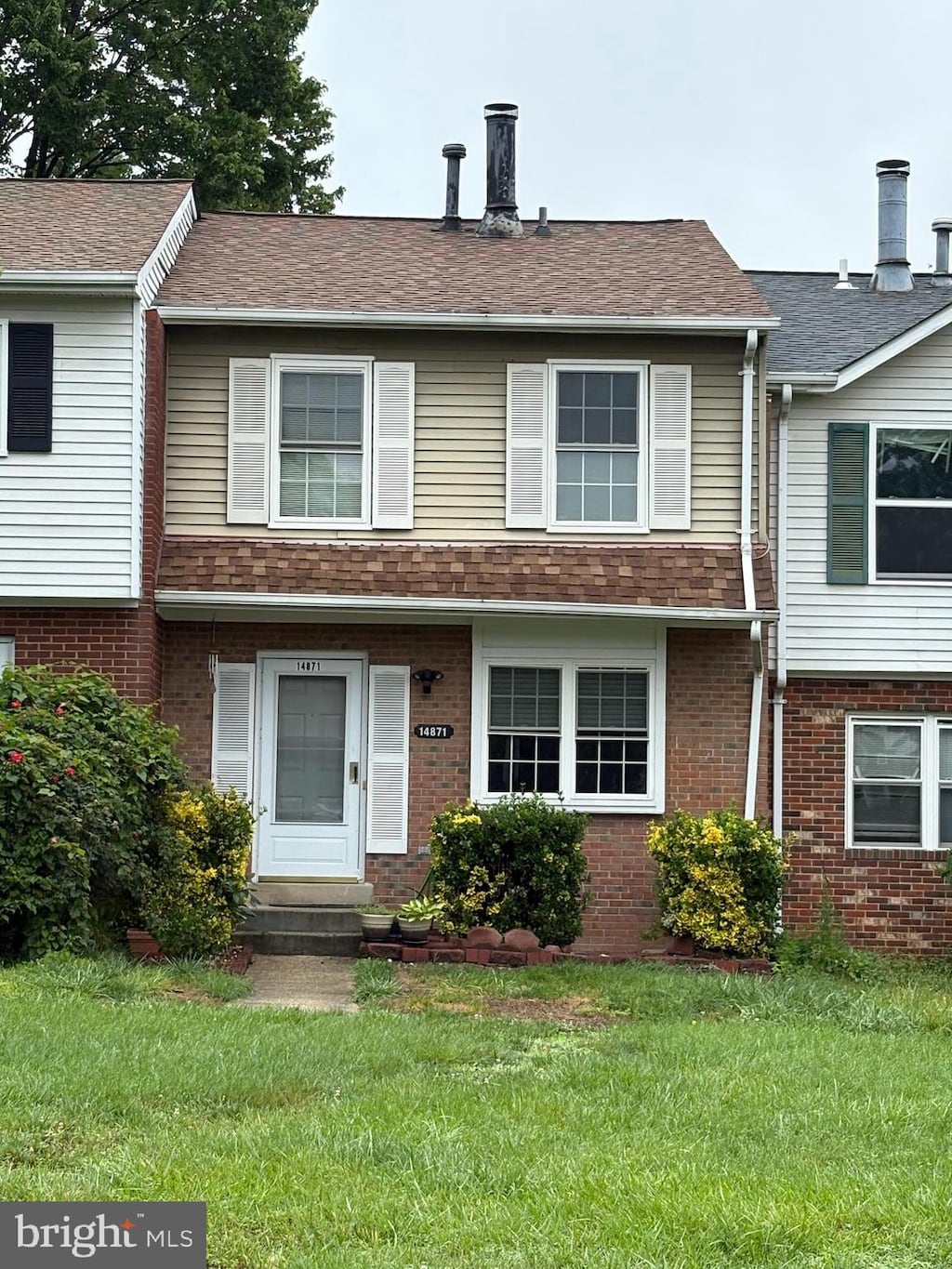 14871 Cherrydale Dr, Woodbridge, VA 22193 - townhome / multi-family property with a front yard and entry steps