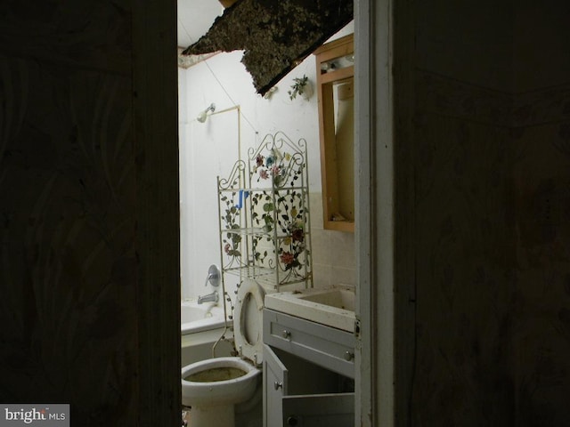 1404 N Montford Ave, Baltimore, MD 21213 - bathroom featuring vanity and bathtub / shower combination
