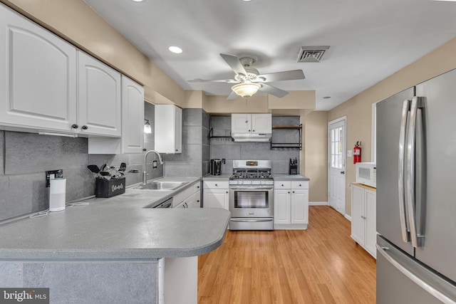 600 Central Ave, Runnemede, NJ 08078 - kitchen with appliances with stainless steel finishes, ceiling fan, under cabinet range hood, a peninsula, and tasteful backsplash