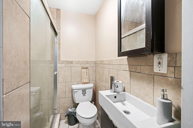 523 W Venango St, Philadelphia, PA 19140 - bathroom featuring a shower stall and tile walls