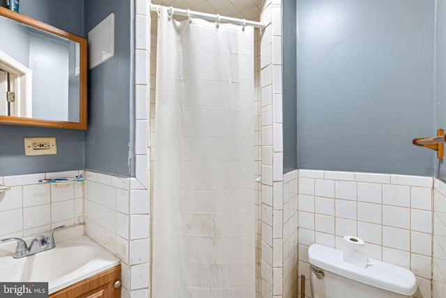523 W Venango St, Philadelphia, PA 19140 - full bath with tile walls, a shower with curtain, and vanity