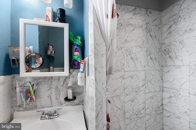 523 W Venango St, Philadelphia, PA 19140 - bathroom featuring a shower with curtain