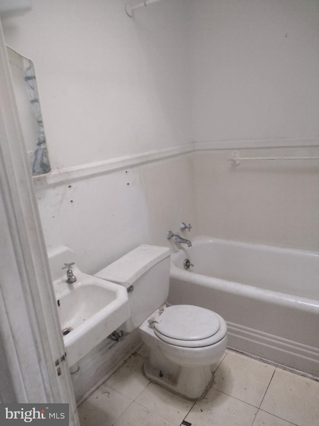 2714 E Biddle St, Baltimore, MD 21213 - full bath featuring toilet and shower / washtub combination