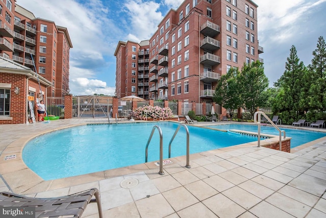 4480 Market Commons Dr Unit 215, Fairfax, VA 22033 - community pool with a gate and a patio area
