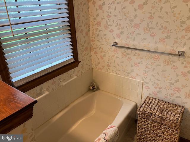 409 Rhoda Dr, Lancaster, PA 17601 - bathroom featuring wallpapered walls and a bath