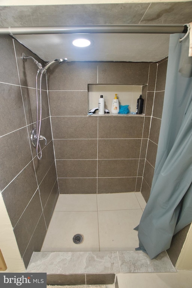 4425 E Howell St, Philadelphia, PA 19135 - full bathroom featuring a tile shower