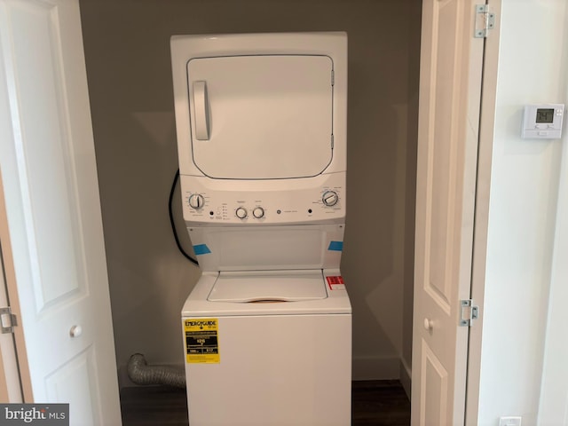 2209 N 7th St, Philadelphia, PA 19133 - laundry area with stacked washer / drying machine and baseboards