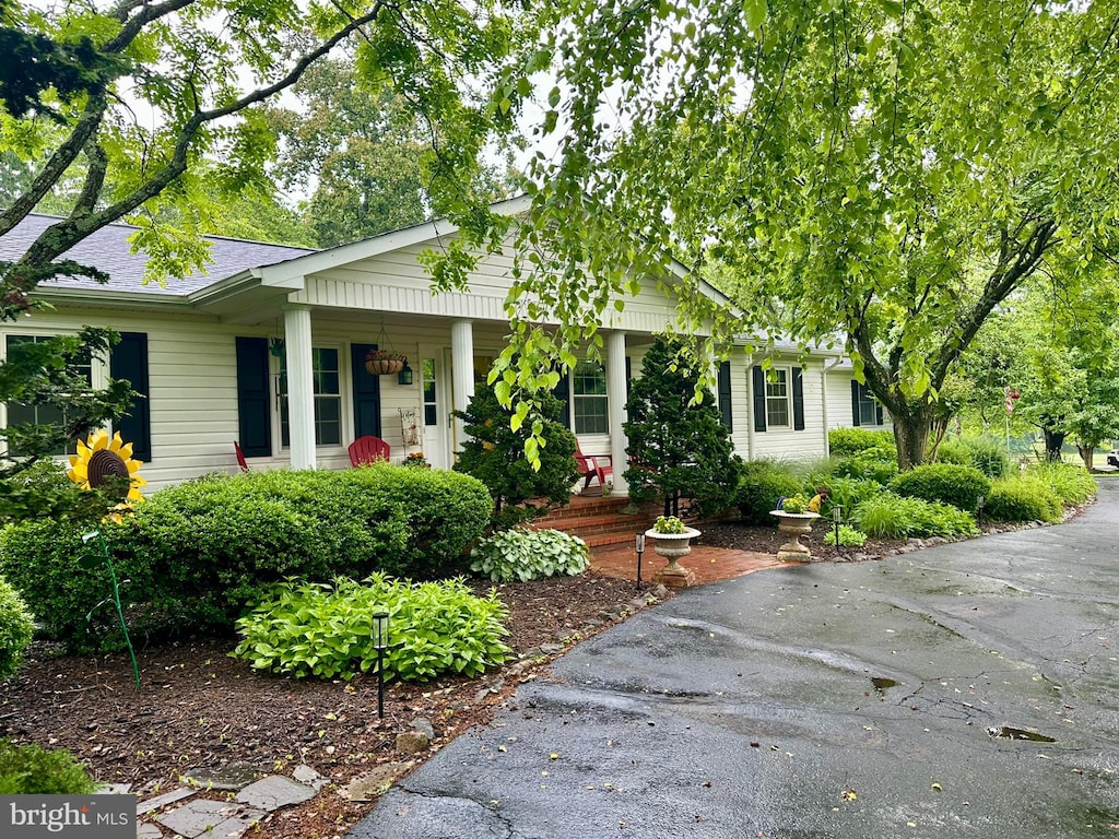 10095 Fox Hound Dr, Nokesville, VA 20181 - bungalow-style home featuring covered porch and a shingled roof