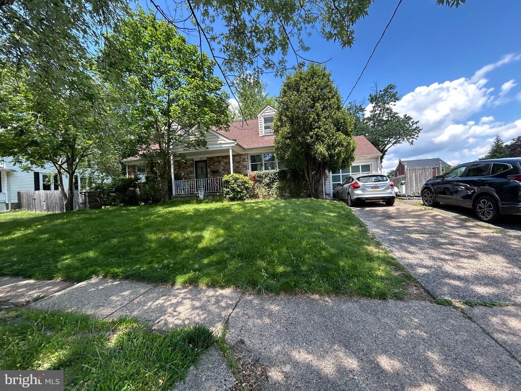 185 Berkley Ave, Lansdowne, PA 19050 - view of front of property featuring a porch, stone siding, and a garage