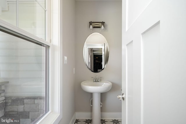 23 Old, Banks, Fredericksburg, VA 22406 - bathroom with baseboards