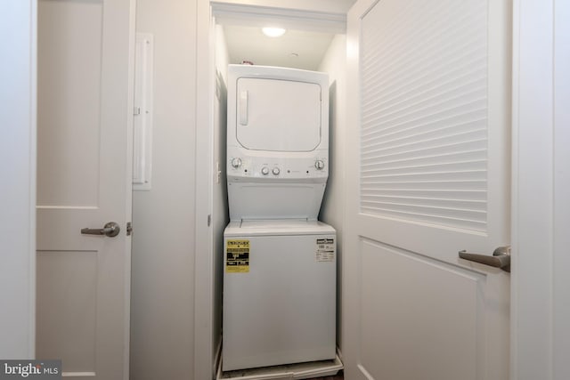 770 Fairview Ave Unit 770D, Annapolis, MD 21403 - laundry area with stacked washer and clothes dryer