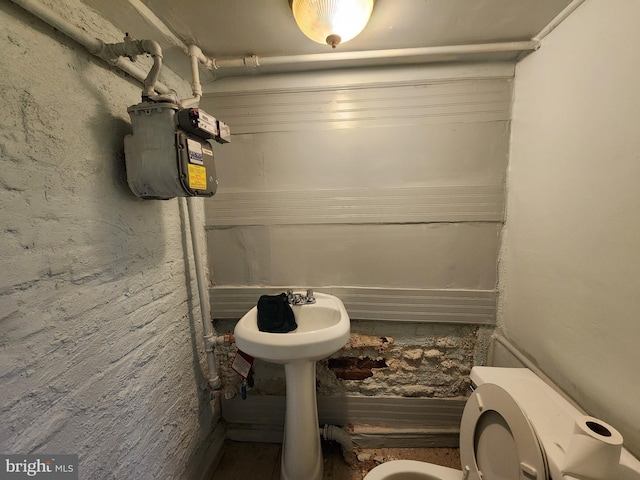 3137 Oakford Ave, Baltimore, MD 21215 - bathroom with toilet and a bidet