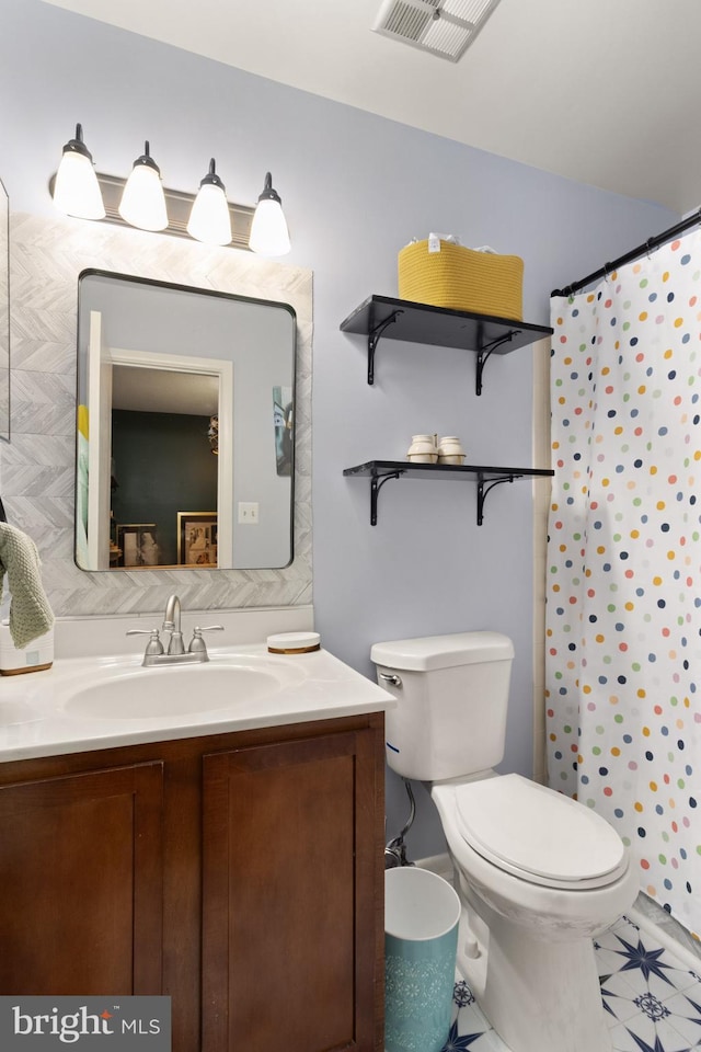 3086 Bridgeton Ct, Woodbridge, VA 22192 - full bath featuring vanity and curtained shower
