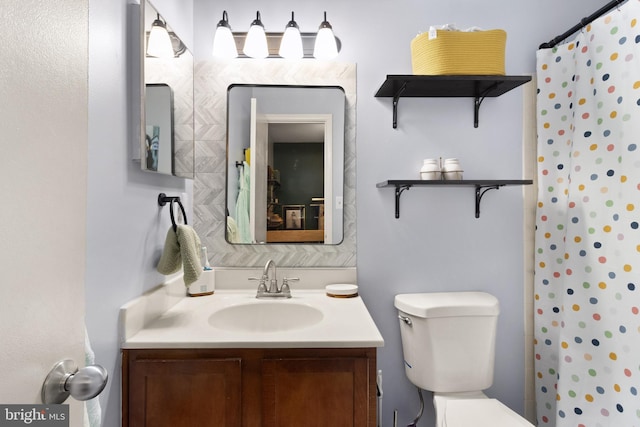 3086 Bridgeton Ct, Woodbridge, VA 22192 - full bath with vanity and a shower with curtain