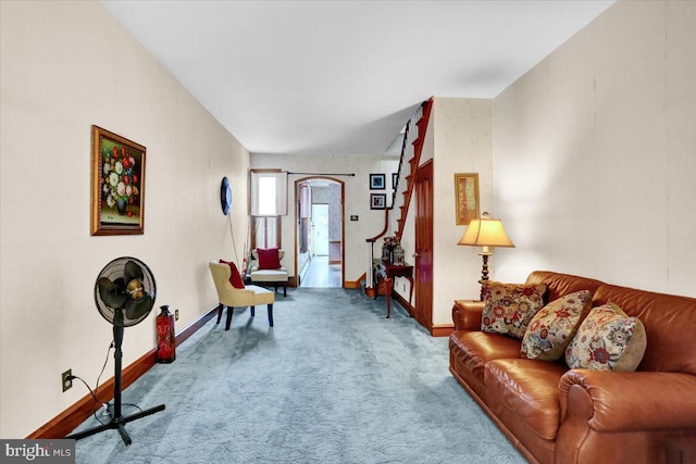 1243 Buttonwood St, Reading, PA 19604 - carpeted living room featuring arched walkways and baseboards
