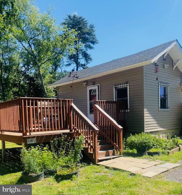 1804 Sansbury Rd, Upper Marlboro, MD 20774 - back of house featuring a wooden deck and a shingled roof