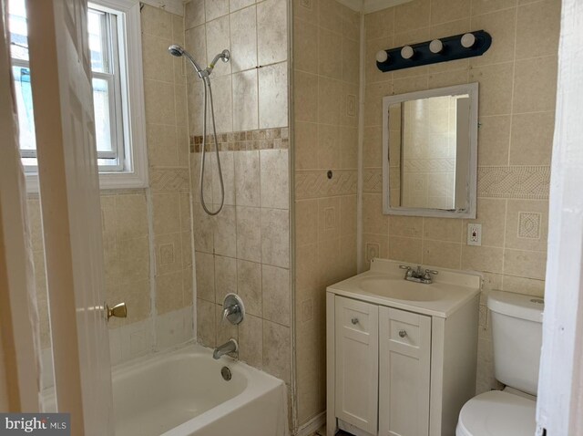 669 Long Ln, Upper Darby, PA 19082 - full bath with shower / washtub combination and vanity