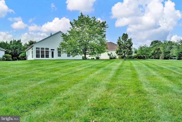 32 Brewster Ct, Pennington, NJ 08534 - view of green lawn