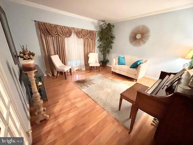 61 Kirby Ln, Stafford, VA 22554 - living area with wood finished floors and crown molding