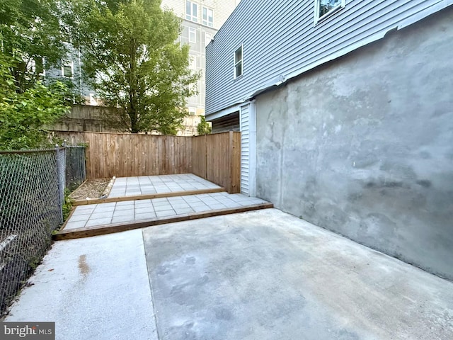 123 E Cross St, Baltimore, MD 21230 - fenced backyard featuring a patio