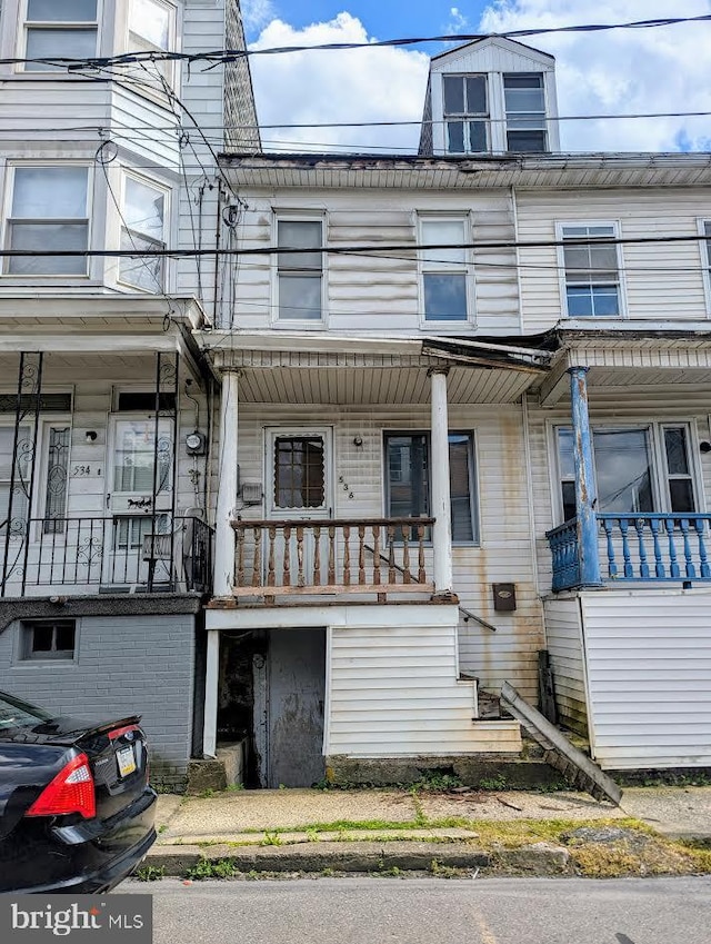 536 W Spruce St, Mahanoy City, PA 17948 - multi unit property with a porch